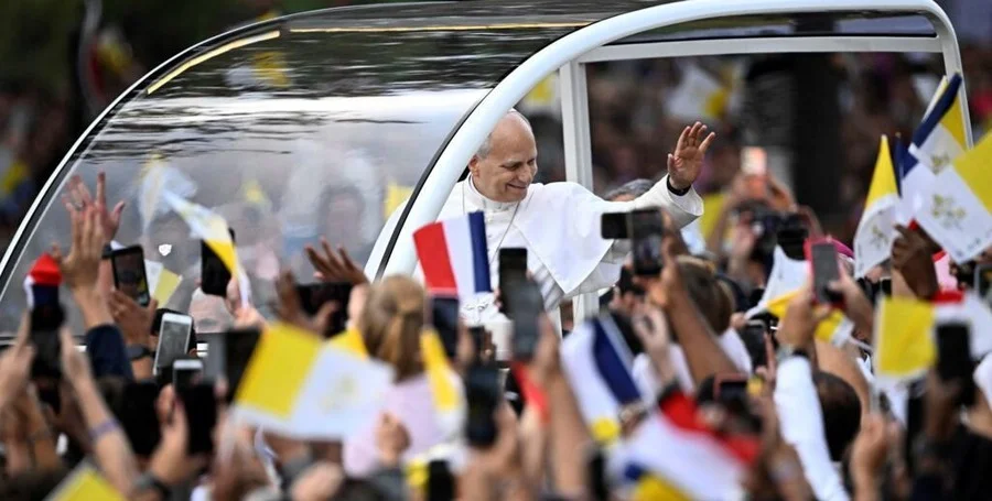 Pope Leo XIV Paris crowd
