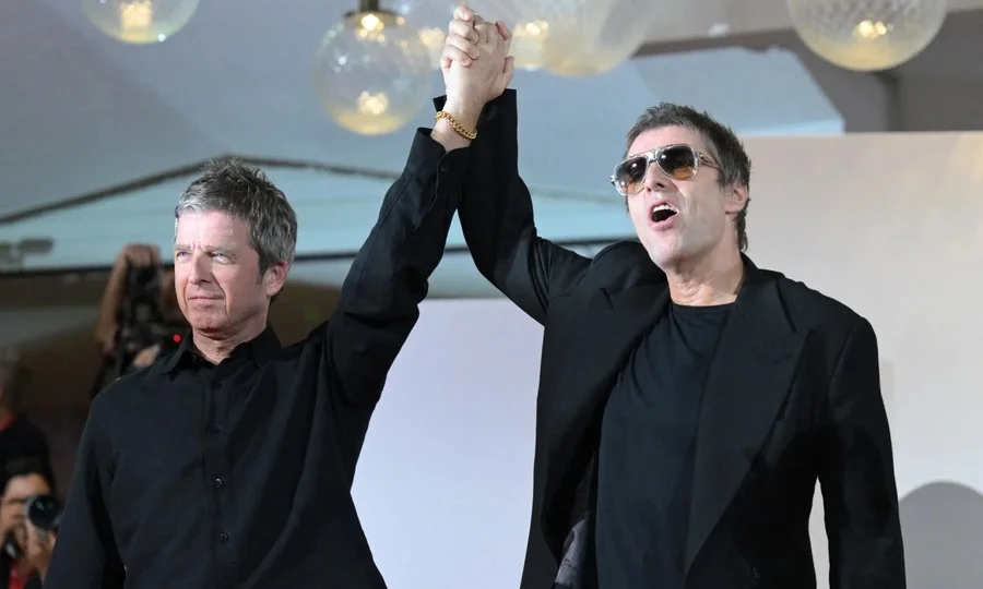 Liam Noel Gallagher live stage